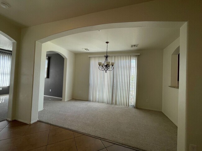 Building Photo - Prime Gilbert 3 Bedroom/2.5 bath 1st floor bonus room, 3 community pool's