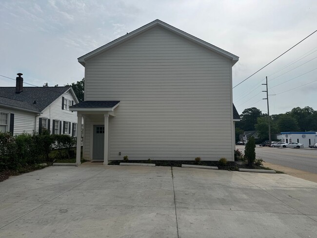 Building Photo - Modern Townhome in Rosewood – Walk to USC,...