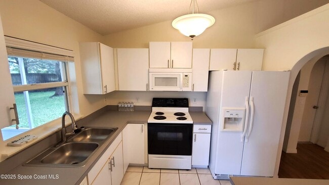 Building Photo - 2115 Sierra St