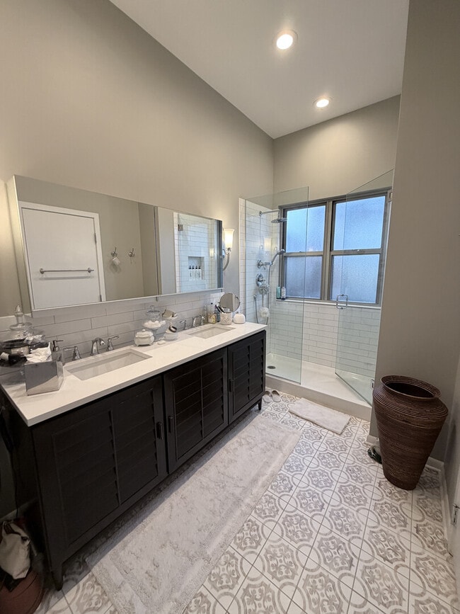 Building Photo - 2750 N Wayne Ave