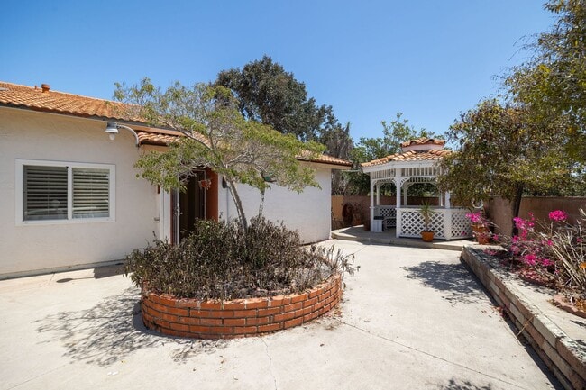 Building Photo - Attached 3-Bedroom Home with Spacious Yard...
