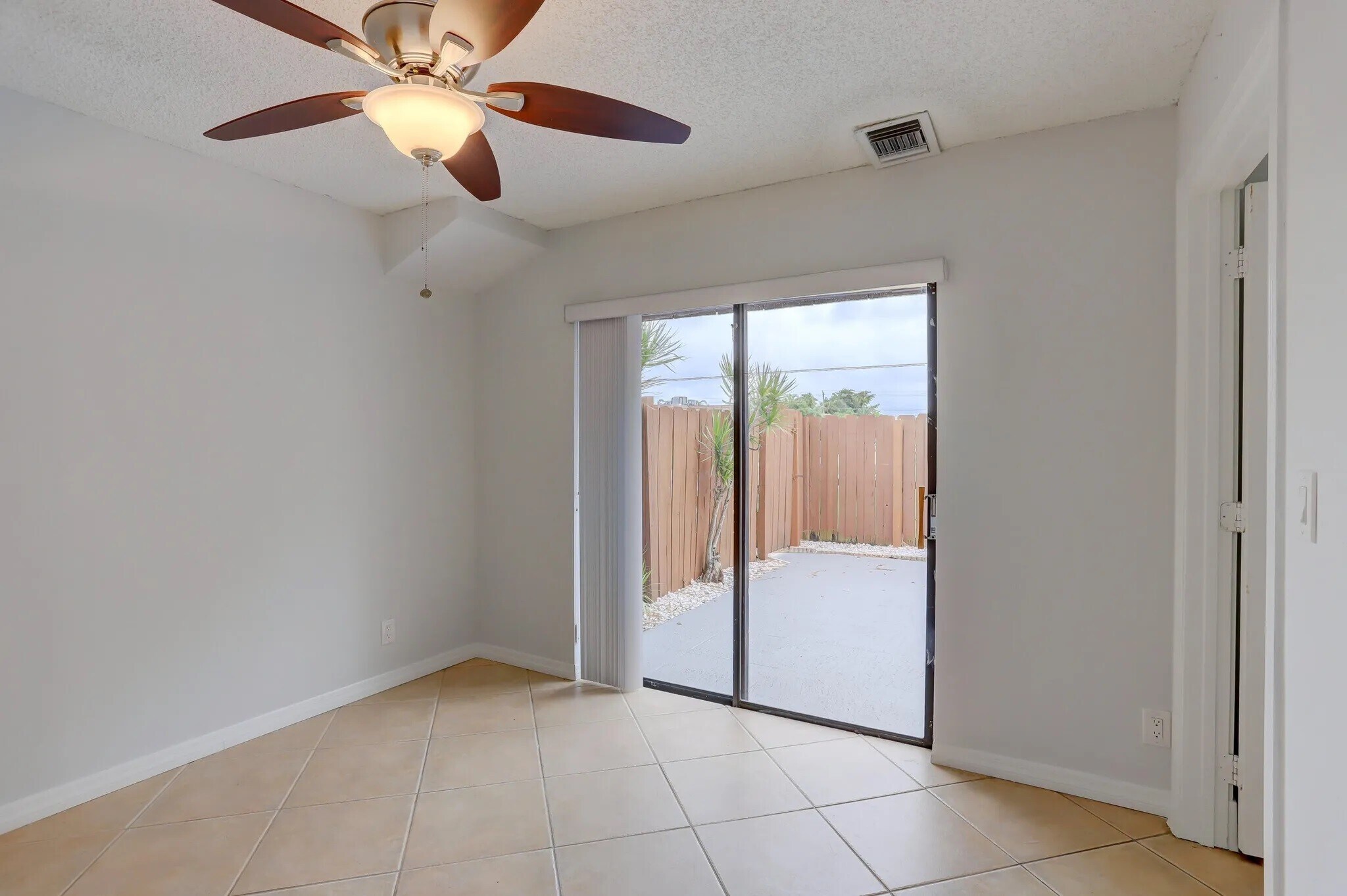 Building Photo - 744 Springdale Cir