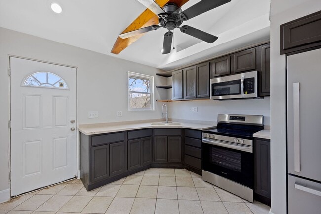 Building Photo - MADISONVILLE - Spacious 3 - 4 bedroom,  1 ...