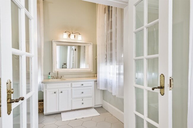 Building Photo - 1121 Market St