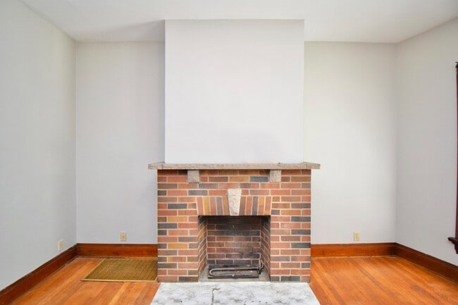 Building Photo - 23 E Parkwood Dr