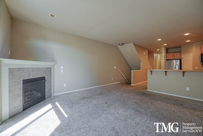 Building Photo - 1495 NE Lockheart Ln