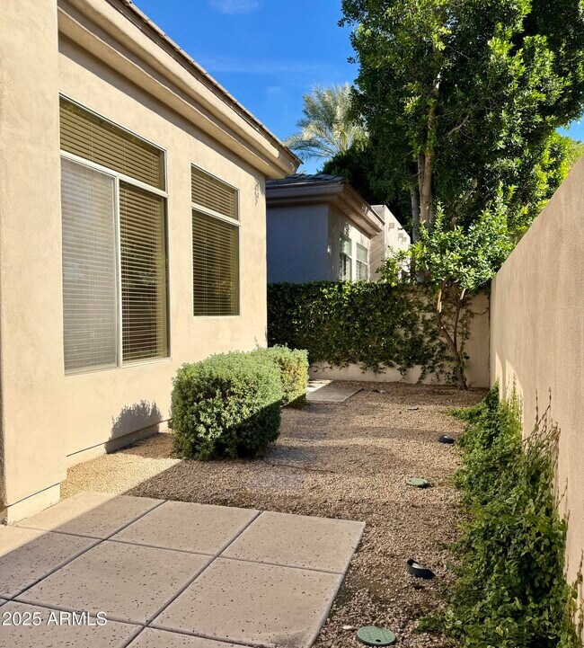 Building Photo - 7307 E Vaquero Dr