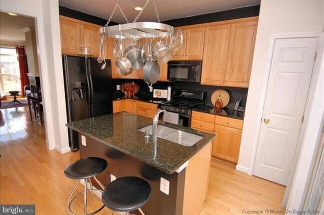 Kitchen - 650 9th St SW