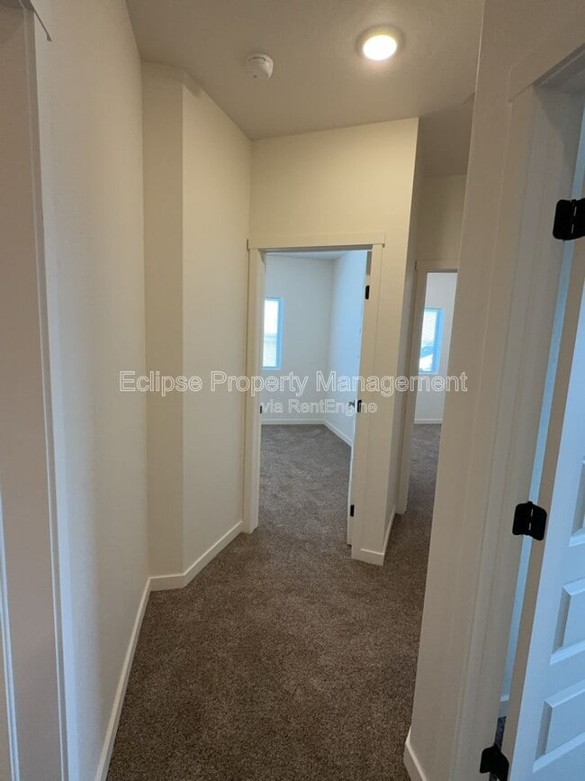 Building Photo - 250 Sasha St