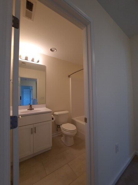 2nd floor hall bath - 1025 Baldwin Commons Dr