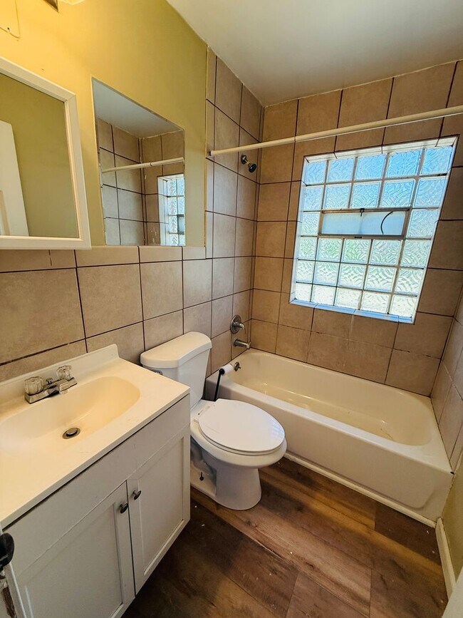Building Photo - Spacious 3 Bedroom Rental!