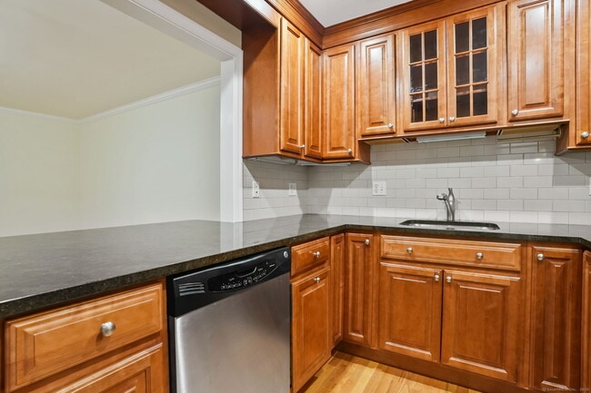 Building Photo - 6 Silvermine Ave