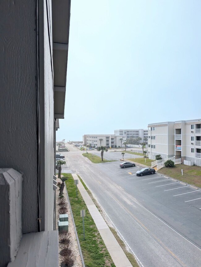 Building Photo - Long Term Rental, Walking Distance to Myrtle Beach!
