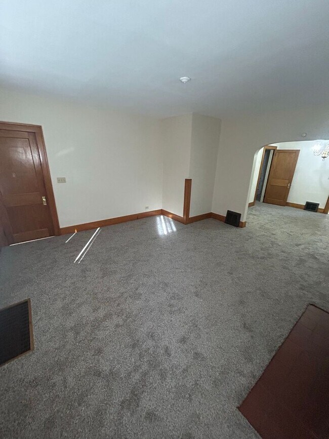 Building Photo - 1439 Vassar Dr