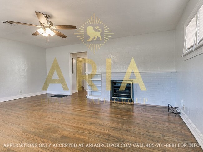Building Photo - COMING SOON! 2 Bed/2 Bath Duplex Super Clo...