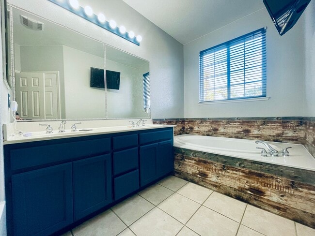 Building Photo - Stunning SOLAR Home with Heated Pool / Spa...