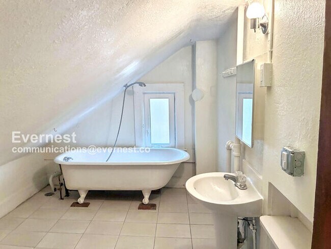 Building Photo - First Month Rent Free / Lovely 1 Bed, 1 Ba...