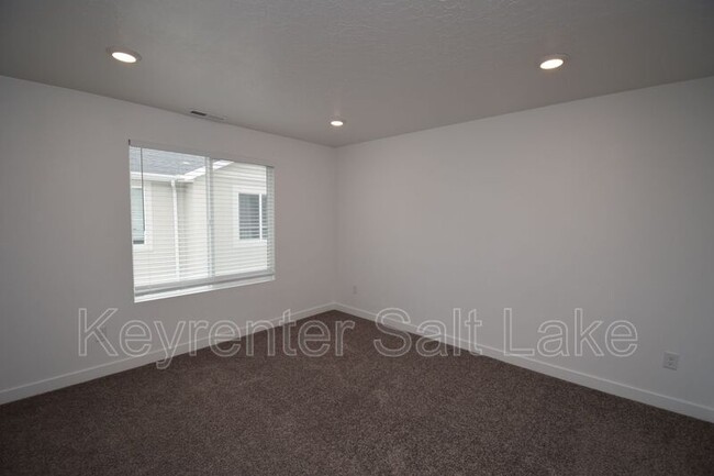 Building Photo - 397 N Buoy Ln