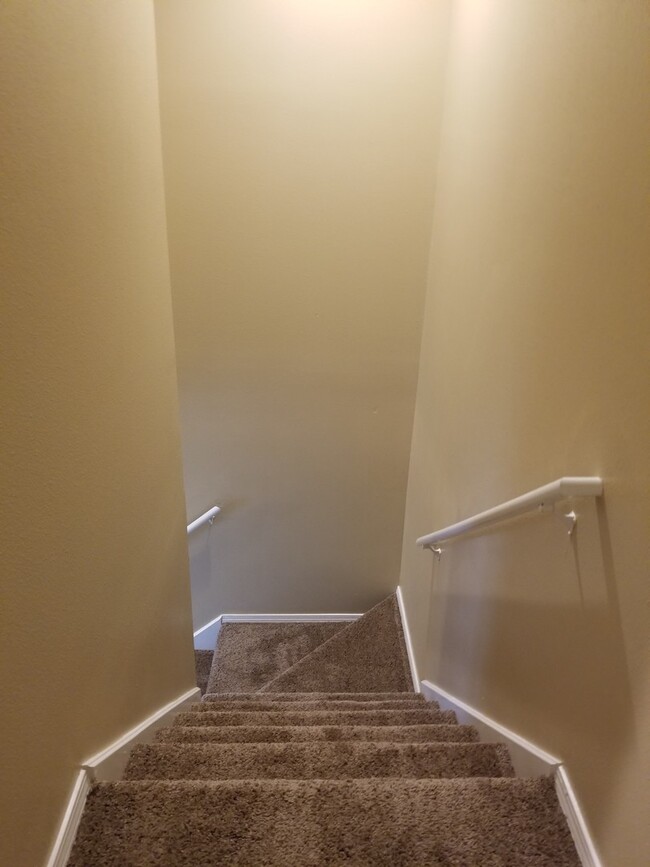 Building Photo - Townhome with a fireplace