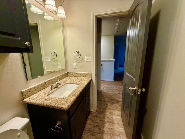 Building Photo - 909 Manchester Ct