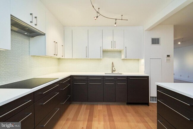 Building Photo - 1800 Old Meadow Rd