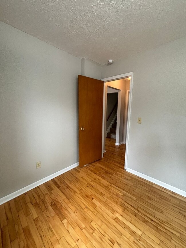 Building Photo - Spacious Home in Gaylord