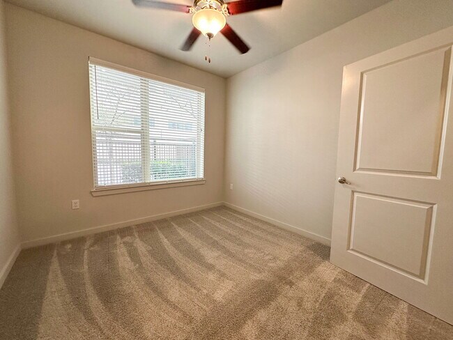 Building Photo - 2621 Live Oak St