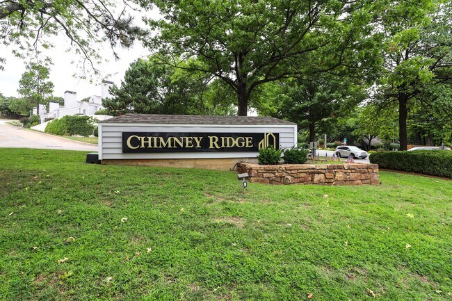 Building Photo - Lovely South Tulsa location close to shopping and restaurants