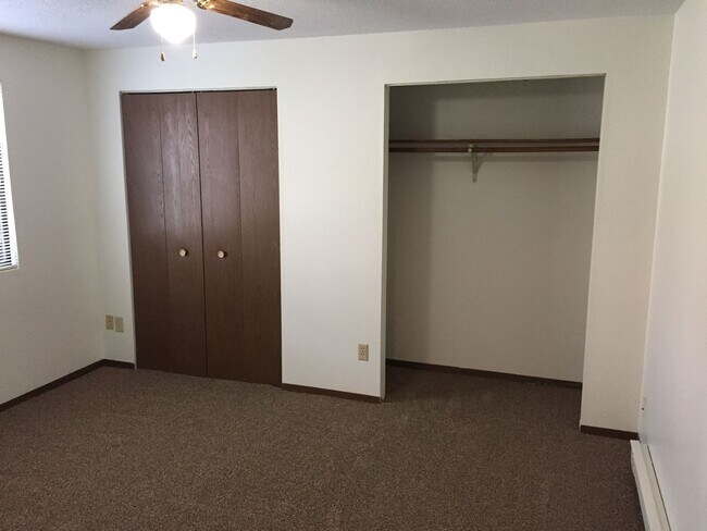 Building Photo - 2 BR 1BA Walkout Patio Garage Included