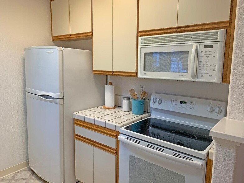 Kitchen - 929 Lake Tahoe Ct