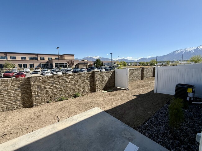 Building Photo - 564 1860 N