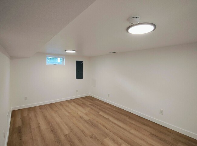 Building Photo - 875 E Gregson Ave
