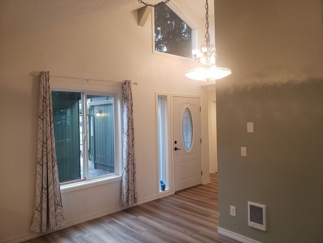 Building Photo - Adorable One-Level House with Huge Backyard in Vancouver!