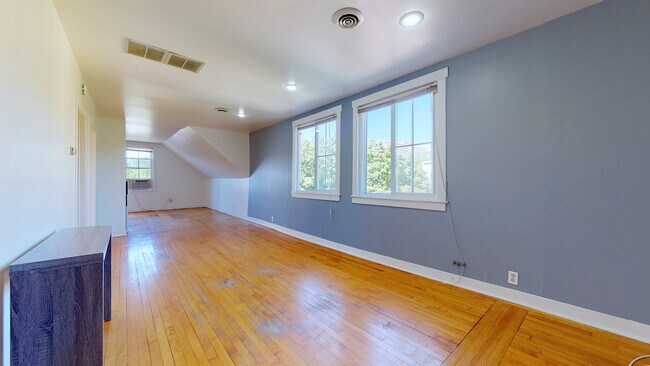 Building Photo - 702 W Schubert Ave