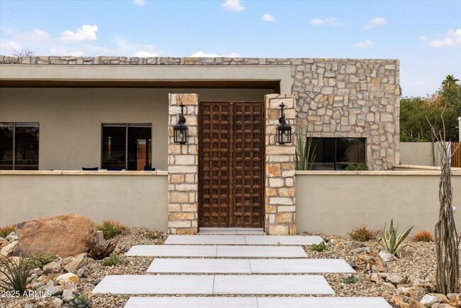 Building Photo - 6912 E Ludlow Dr