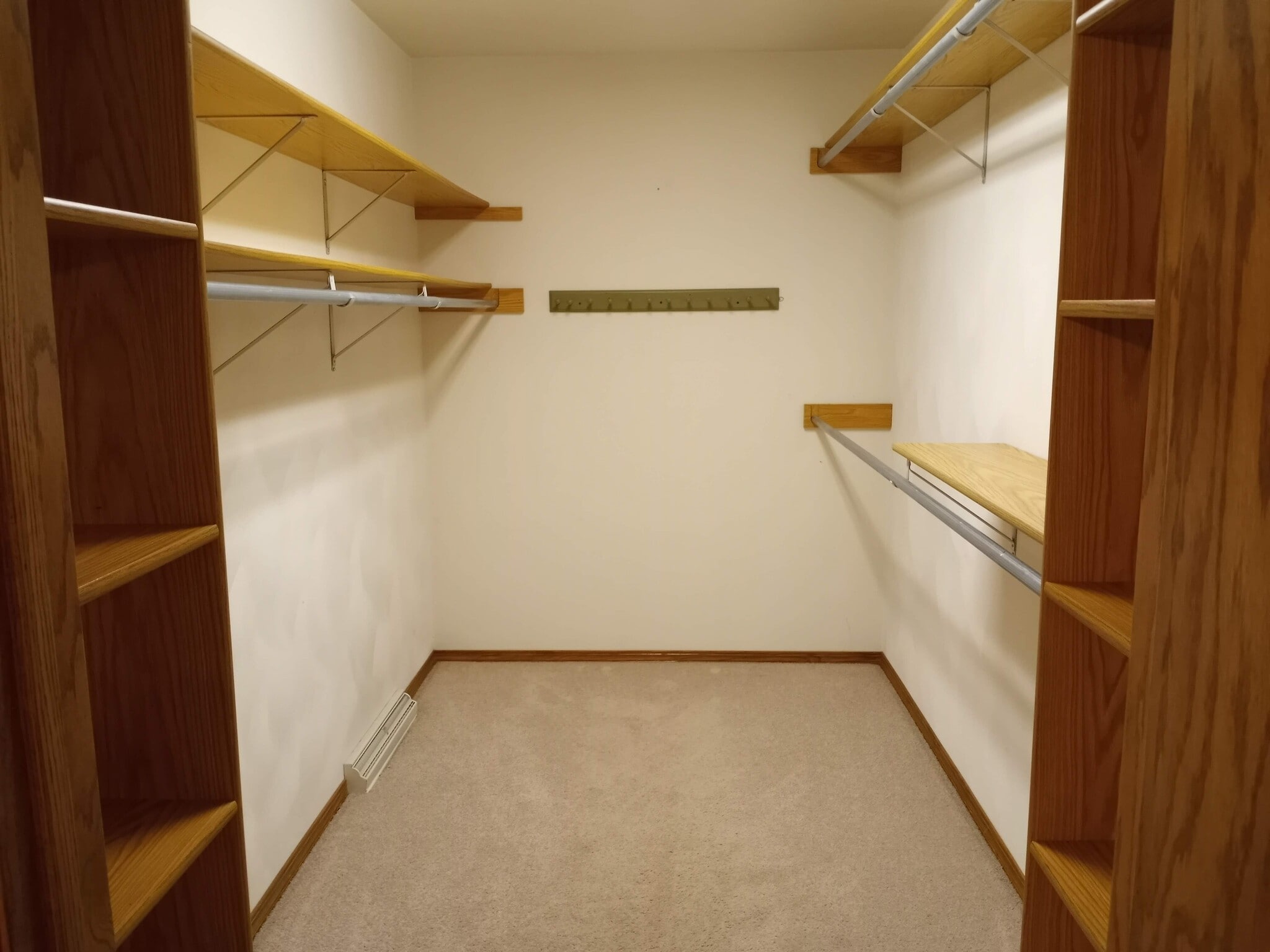Walkin closet - W3183 Westowne Ct