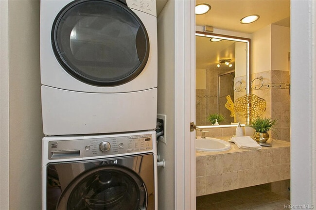 Building Photo - 1 bed 1 bath Amazing ocean, marina and mountain view unit.