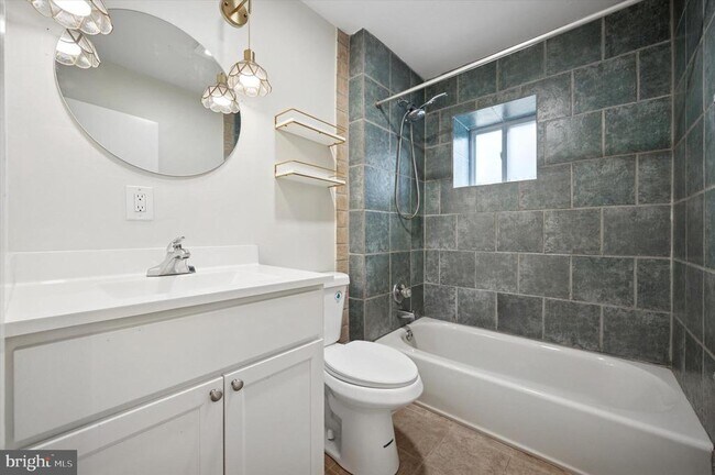 Building Photo - 237 Roxborough Ave