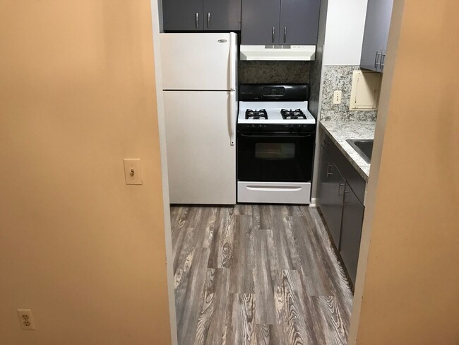 Building Photo - Updated 2 Bedroom Condo in Ann Arbor