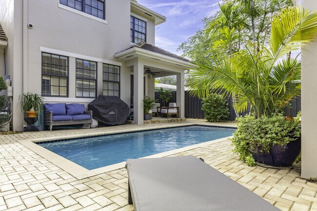 Building Photo - 505 SW 16th Ct