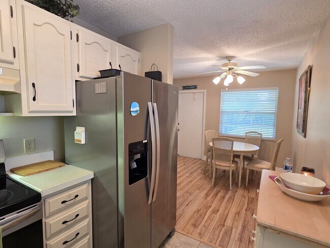 Building Photo - Over 55 Community! Adorable Furnished One Bedroom in Vista Gardens