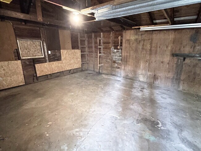 Building Photo - Southeast Indy 2BR House w/2-Car Garage!