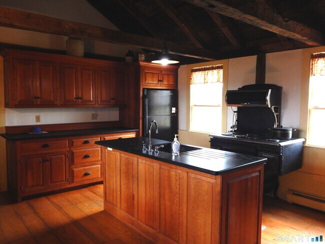 Building Photo - 284 Kick Hill Rd