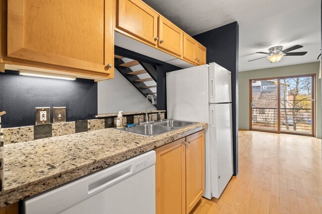 Building Photo - 2 BR 2 BA Townhome in North Tabor- 3 Levels!