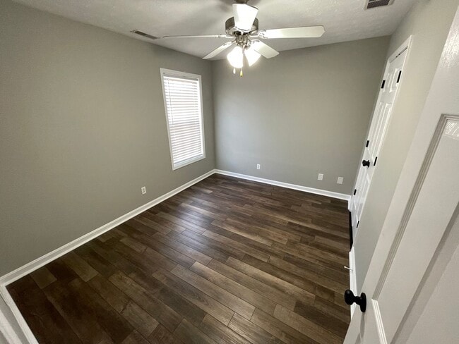Building Photo - 4 Bedroom Home w/ 2 Car Garage