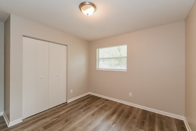 Building Photo - 2123 Patou Dr W