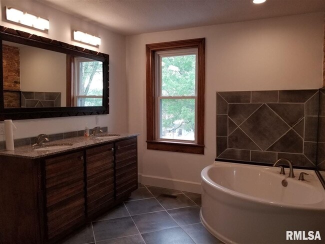 Building Photo - 118 Dodge St