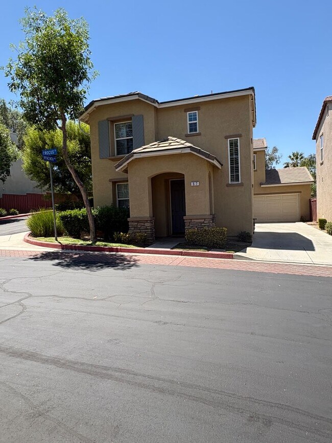 Building Photo - 3 bedroom, 2.5 bath Home located in the Gated College Lane Community in Redlands, CA