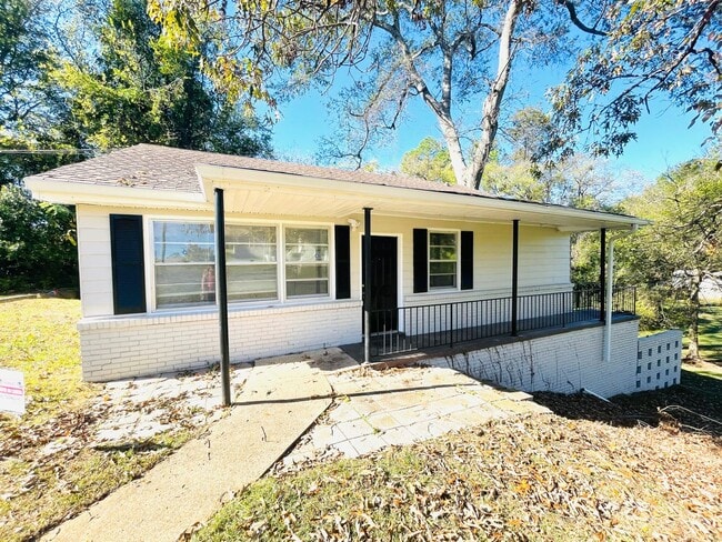 Primary Photo - ** Beautiful 3 bed 2 bath located in fores...