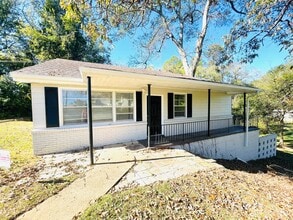 Building Photo - ** Beautiful 3 bed 2 bath located in forest hills ** Call our self showing number to schedule a t...
